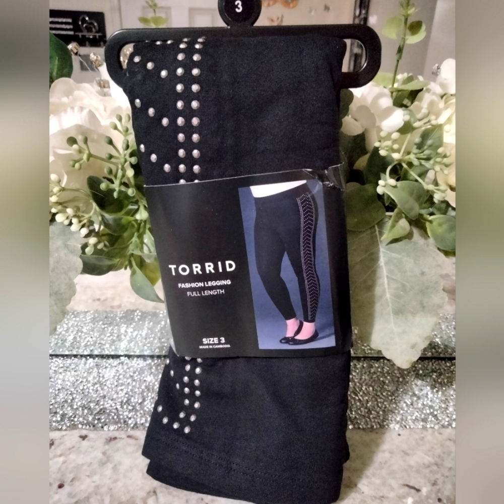Nwts Women's Size 3 Torrid black leggings with silver stud embellishment